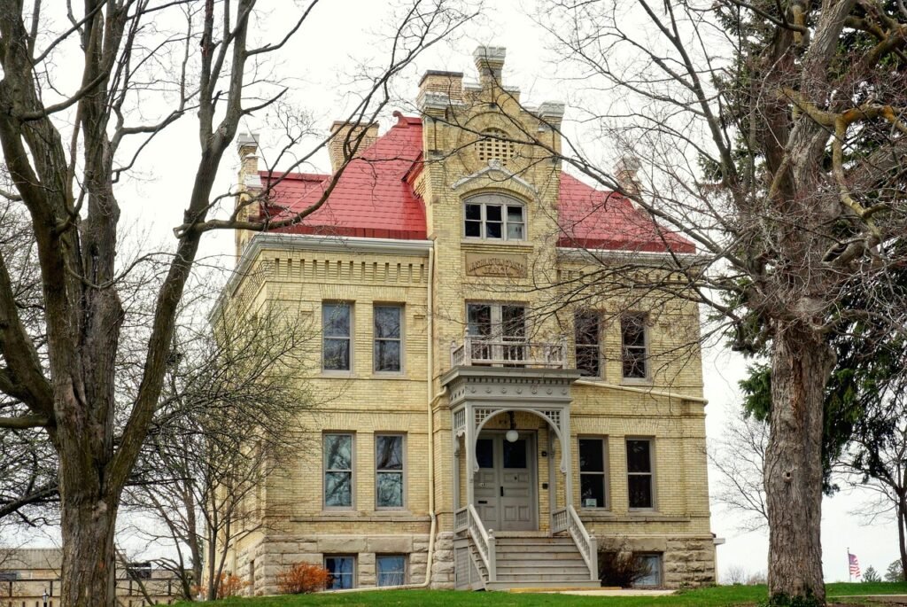 25 + Top Cheap Weekend Getaways in the U.S. for 2026 10 Wisconsin Dells Wisconsin 1